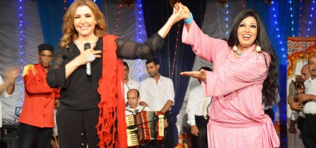 بالصور| نادية مصطفى تغني مع فيفي عبده في "حارة العوالم"