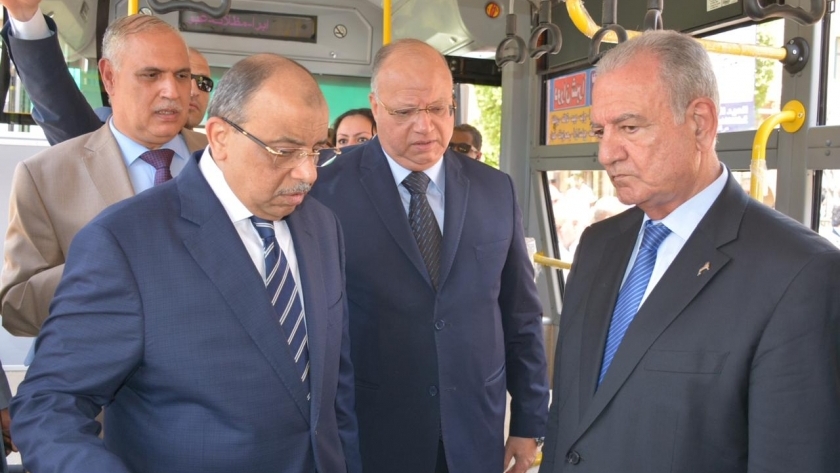 وزير التنمية المحلية ومحافظ القاهرة خلال استلام دفعة الاتوبيسات الجديدة