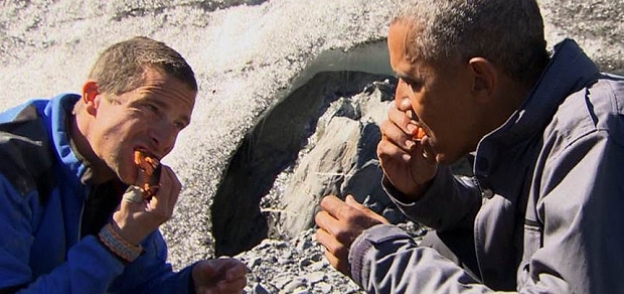 أوباما يأكل السلمون النيء