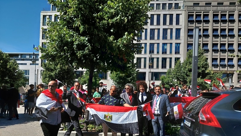 المصريون في برلين يستقبلون الرئيس السيسي