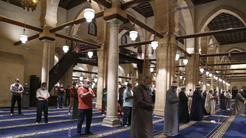 يؤدي المسلمون اليوم صلاة التراويح في أول ليلة برمضان