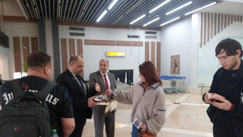 خلال استقبال سياح من بيلا روسيا في مطار العلمين الدولى
