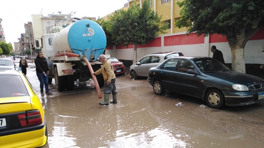 سحب مياه الأمطار من شوارع القليوبية