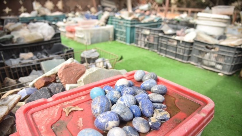 الأحجار الكريمة تملأ محلات الحسين