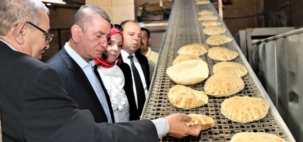 محافظ كفرالشيخ يتابع جودة إنتاج رغيف الخبز قلين