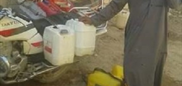 صورة أرشيفية-الأهالي يملأون مياه الشرب في جراكن بالفيوم