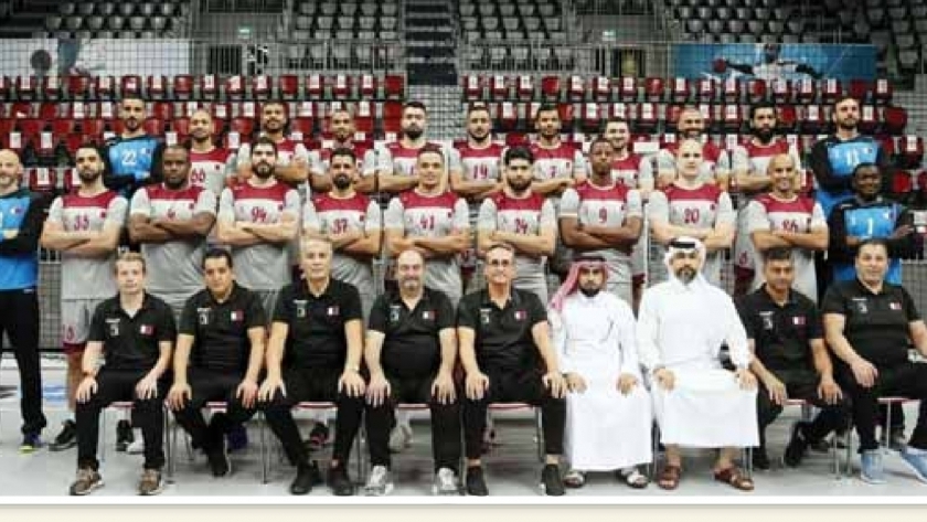 بعثة منتخب قطر خلال استعدادتها للسفر إلى مصر للمشاركة ببطولة كأس العالم لكرة اليد