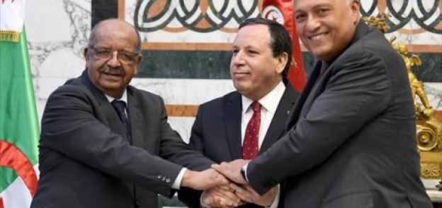 صورة وزراء خارجية مصر وتونس والجزائر عقب الاجتماع الثلاثي حول ليبيا