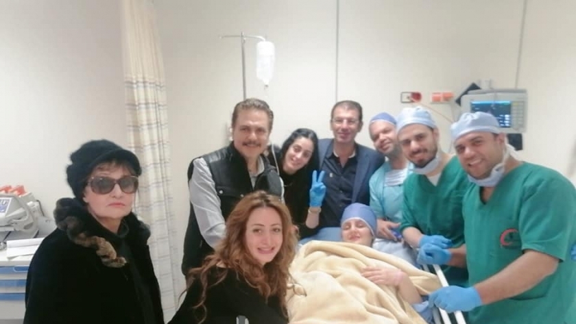 رانيا محمود ياسين مع أصدقائها بعد العملية
