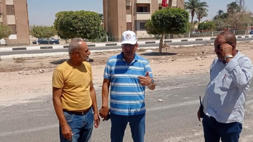 رئيس مدينة طور سيناء يتابع أعمال تطوير شارع المحافظ