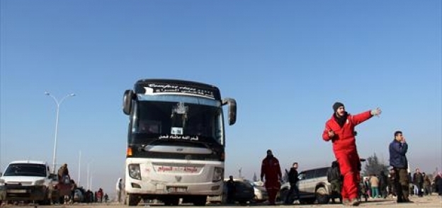 حافلات تنقل المدنيين والمقاتلين من حلب