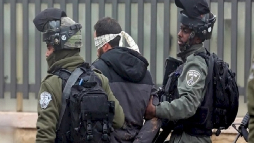 قوات الاحتلال تعتقل شابين فلسطينيين