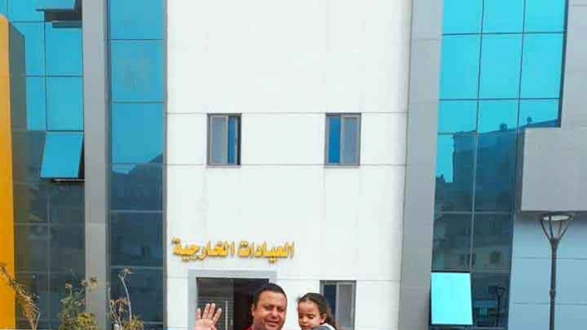 اب وطفلته يخرجون من الحجر الصحي في الإسكندرية بعد التعافي