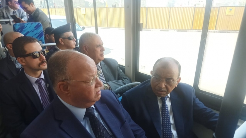 وزير التنمية المحلية ومحافظ القاهرة يستقلان الاتوبيس الكهربائي