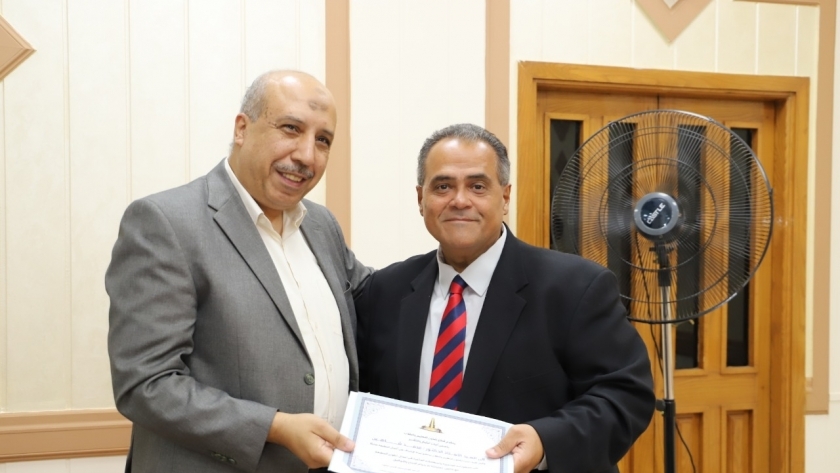 نائب رئيس جامعة عين شمس يوجّه بسرعة تسجيل بيانات الطلاب المستحقين للتكافل