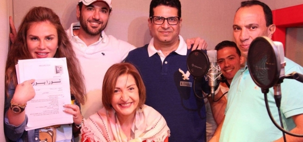 أحمد عز مع باقي أبطال مسلسله الإذاعي "تورا بورا"