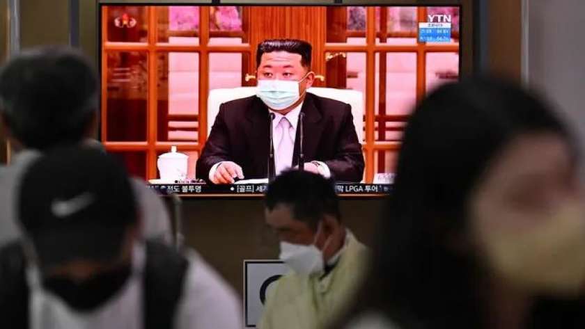 زعيم كوريا الشمالية يرتدي الكمامة خلال اجتماع