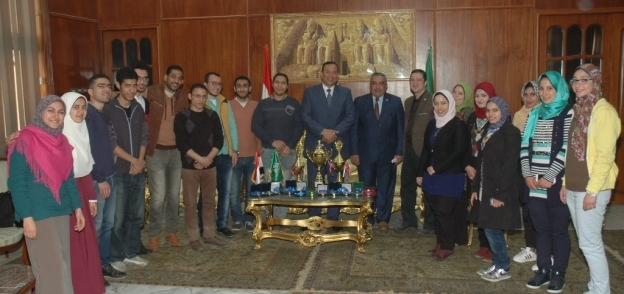 رئيس جامعة المنوفية يكرم الطلاب الفائزين في مهرجان الأسر الطلابية بجامعة قناة السويس