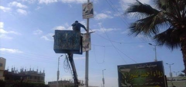 بالصور| حملة لإزالة الدعاية الانتخابية في شوارع الحسينية بالشرقية
