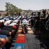 قلسطينيون يصلون في محيط الأقصى