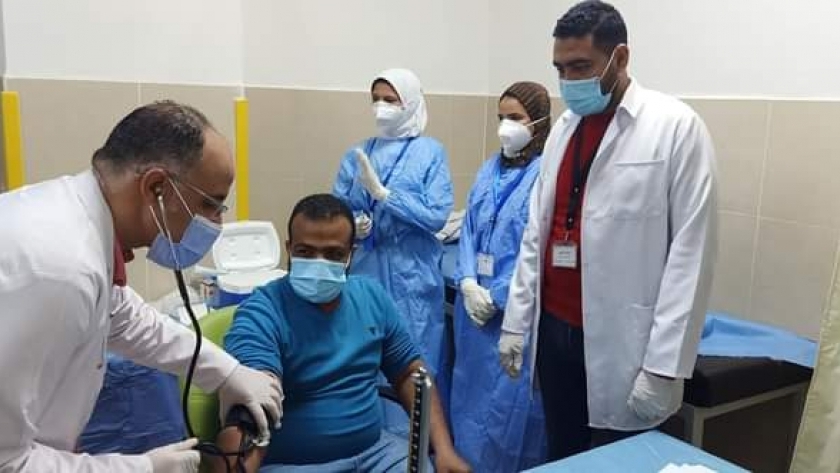 أحمد عبد الباسط أثناء تلقيه اللقاح