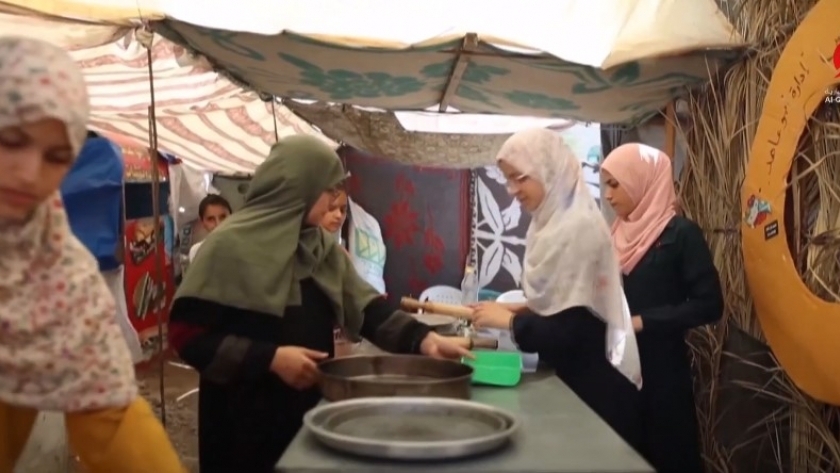 6 شقيقات فلسطينيات أنشأن مخبزا في مخيم النصيرات لصناعة المعجنات