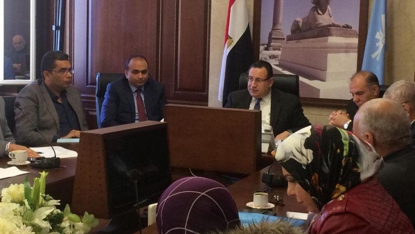 "محافظ الاسكندرية" يأمر بالتحقيق مع "المتقاعسين" عن أعمال النظافة