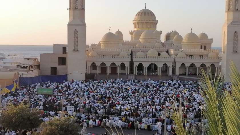 صلاة العيد من مسجد الميناء الكبير بالغردقة