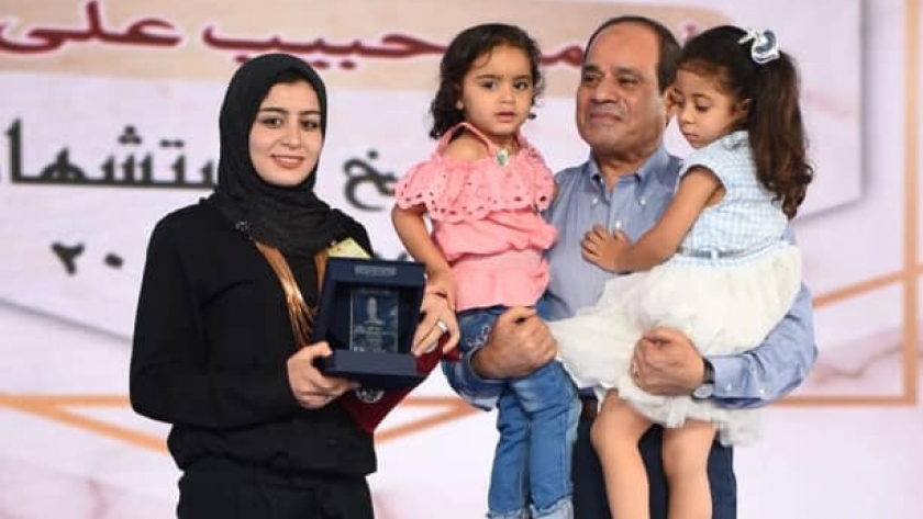 الرئيس عبدالفتاح السيسى خلال تكريم إحدى زوجات أحد الشهداء وأبنائها