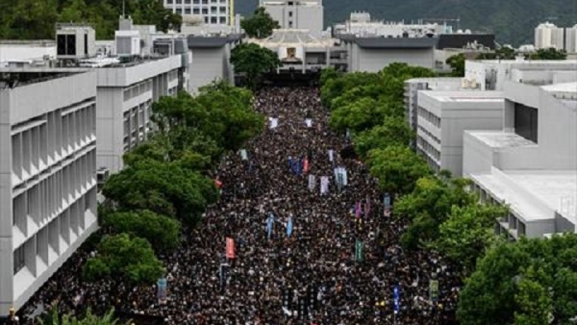 مظاهرة ضخمة امام القنصلية الامريكية في هونج كونج