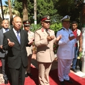 محافظ القاهرة أمام قبر الجندي المجهول