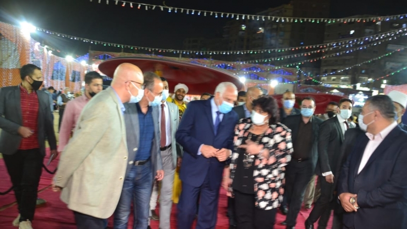 الدكتورة إيناس عبد الدايم وزيرة الثقافة واللواء أحمد راشد محافظ الجيزة خلال افتتاح معرض فيصل للكتاب