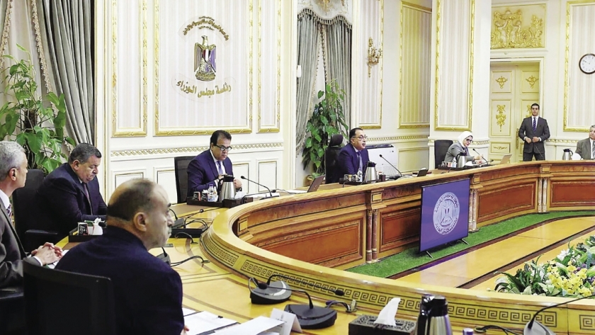 رئيس الوزراء خلال اجتماع لجنة المجموعة الطبية لمجابهة «كورونا»