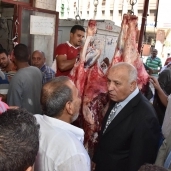 سكرتير عام أسيوط يتفقد شوادر اللحوم بمدينة أسيوط للوقوف على الاسعار