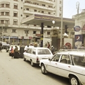سائقو التاكسى فى أسيوط أمام إحدى محطات التموين «صورة أرشيفية»