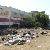 تراكم أكوام القمامة أمام مدرسة كفر العرب الإعدادية