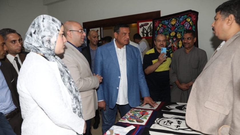 وزير التنمية المحلية يفتتح معرض أيادي مصر