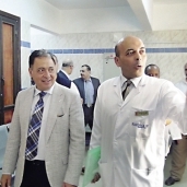 وزير الصحة خلال جولته بأحد مستشفيات أسوان