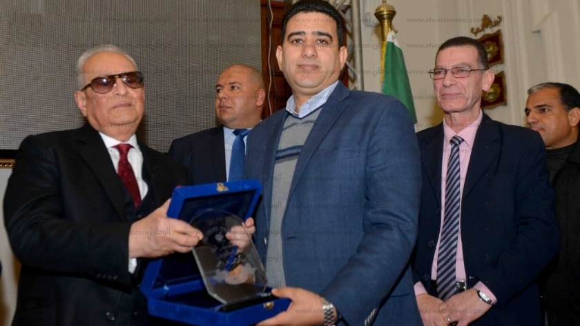 الكاتب الصحفي سامي عبد الراضي يتسلم الجائزة