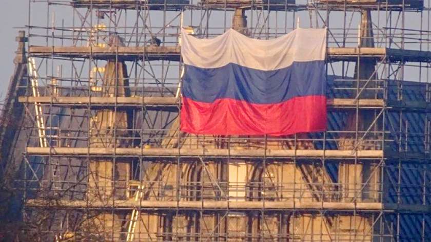 علم روسيا فوق فوق كاتدرائية مدينة "سالزبوري" البريطانية