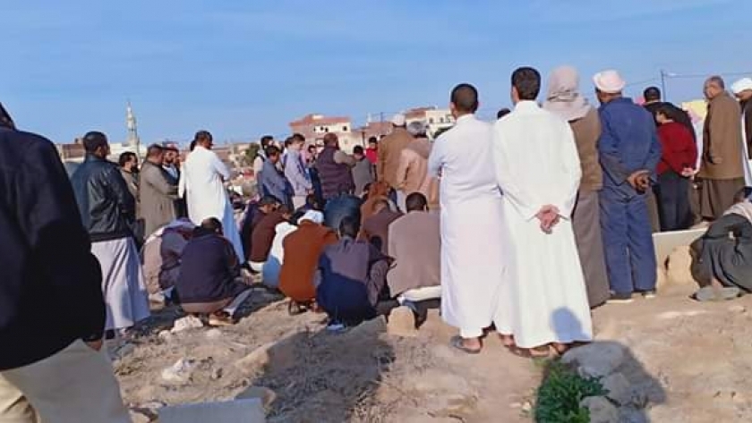 العشرات من ابناء قبائل مدينة الحمام بمطروح يشيعون جنازة جثه مجهولة ويدفنونه بمقابرهم