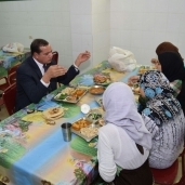 رئيس جامعة سوهاج يتناول "الغذاء" مع طالبات المدينة الجامعية