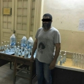 ضبط 53 زجاجة مياة معدنية ممتلئة من الصنبور بعد مداهمة مكتبة بوسط الإسكندرية