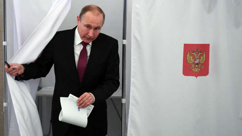 جانب من تصويت سابق للرئيس الروسي فلاديمير بوتين