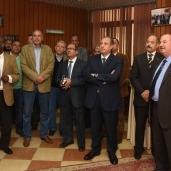 محافظ الإسكندرية يتفقد شركة الصرف الصحي ويتابع الخط الساخن والعمليات