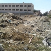 مجمع المدارس تحاصره القمامة من كل النواحى