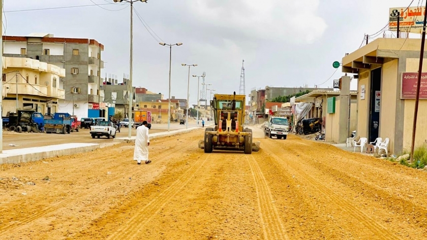 خلال أعمال تطوير طريق النايل سات بمدينة الحمام بمطروح