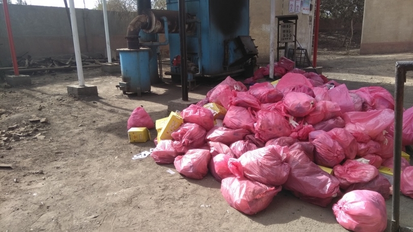 محرقة النفايات تتوسط مدارس «كفر عشما» بالمنوفية
