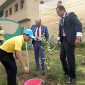 تعبيرًا عن الشكر والعرفان.. سفير تايلاند يزرع أشجارًا مثمرة بمستشفى جامعة الأزهر التخصصي