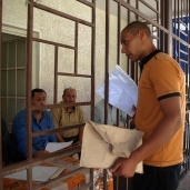 أحد الطلاب يسحب أوراق التنسيق بجامعة القاهرة «صورة أرشيفية»